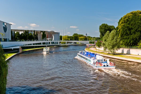 Развлекательные лодки на реке Шпрее, Берлин — стоковое фото