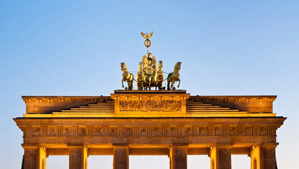 在晚上的照明的 brandenburger tor 顶部 — 图库照片