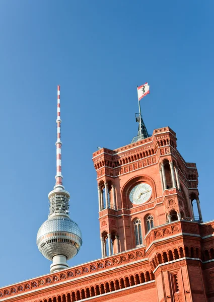 Ratusz w Berlinie i wieża telewizyjna — Zdjęcie stockowe