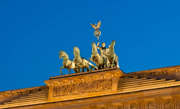 Verlichte brandenburg gate quadriga — Stockfoto