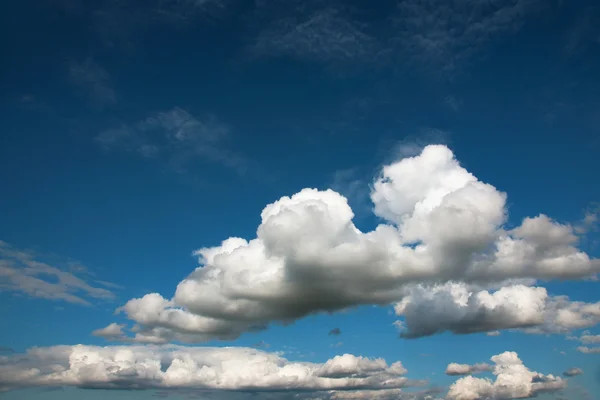 Heldere pluizige witte wolken — Stockfoto