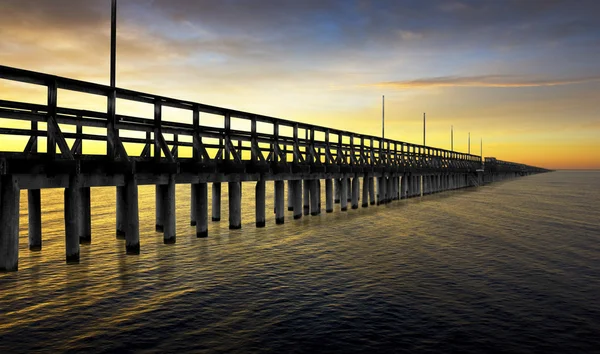 Pier in zonsondergang — Stockfoto