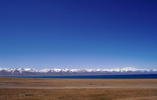 Sneeuw bedekte bergen in tibet — Stockfoto