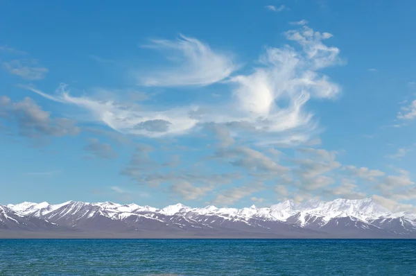 Lago y montañas en el Tíbet — Foto de Stock