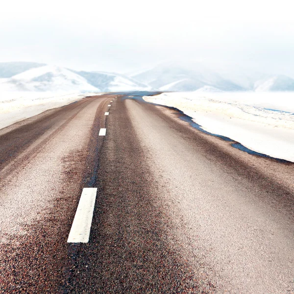 Silnice v zimní horské krajině — Stock fotografie