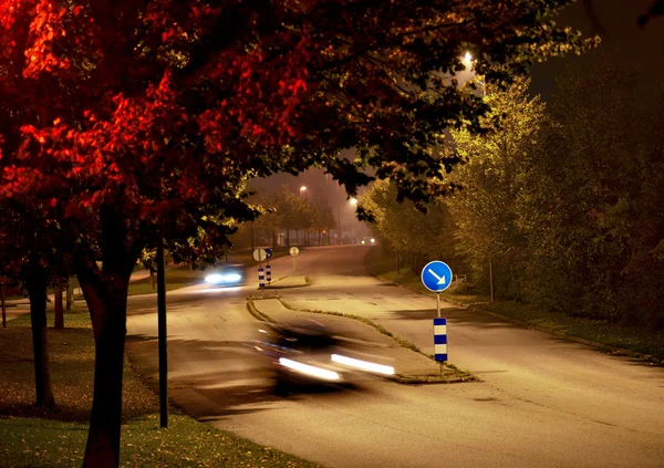 Samochody w wieczór jesienny — Zdjęcie stockowe
