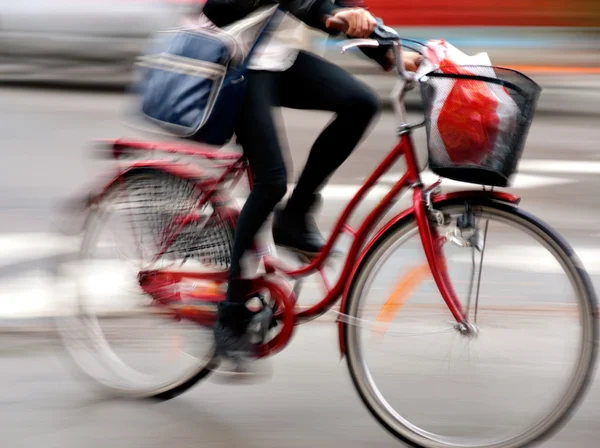 Jeune femme à vélo — Photo