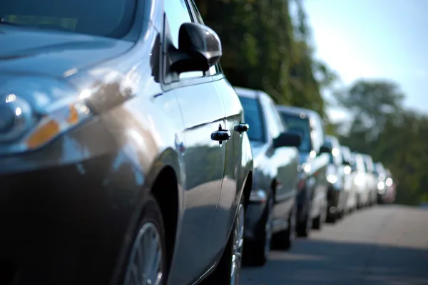 Fila de carros estacionados — Fotografia de Stock