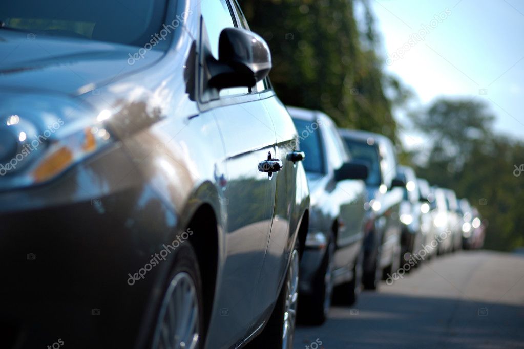 Riga di auto parcheggiate