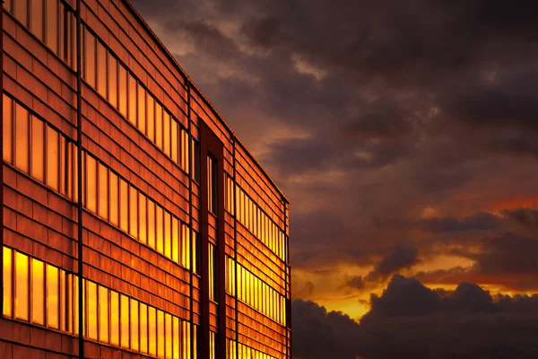Kancelářská budova při západu slunce — Stock fotografie