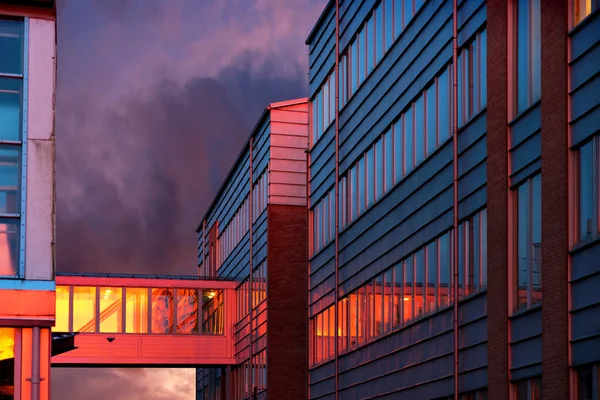 Edificio de oficinas al atardecer — Foto de Stock