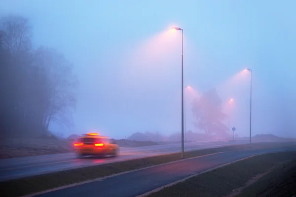 Taxi in fog — Stock Photo, Image