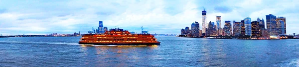 Manhattan skyline och staten island ferry — Stockfoto