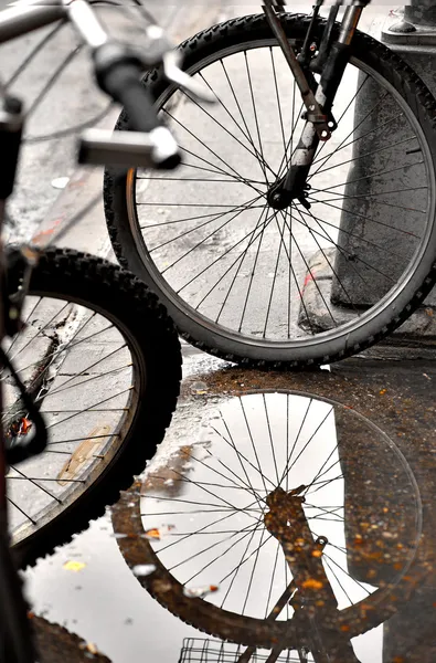 Parked bikes in rain — Stock Photo, Image