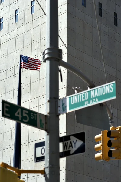 Bandiera americana fuori dall'edificio delle Nazioni Unite — Foto Stock