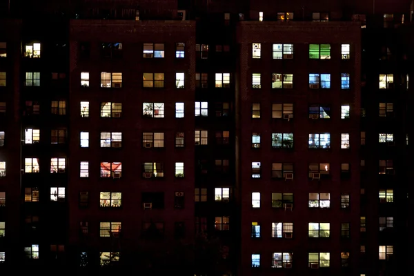 Blocco di appartamenti di notte — Foto Stock