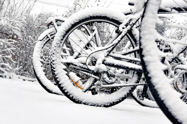 Cykeln rullar på vintern — Stockfoto