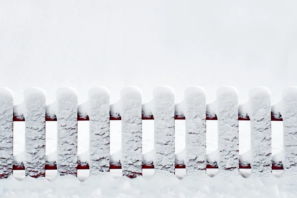 Con valla de madera roja cubierta de nieve —  Fotos de Stock