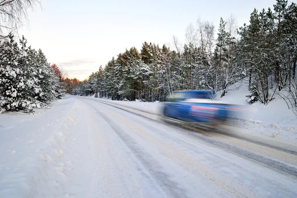 Coche azul en carretera de invierno — Foto de Stock