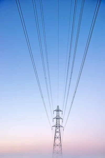 Pilão de eletricidade no nevoeiro — Fotografia de Stock