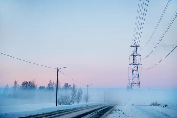 Routes de campagne et pylônes électriques en hiver — Photo