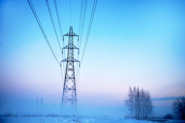 Słup elektryczny we mgle — Zdjęcie stockowe