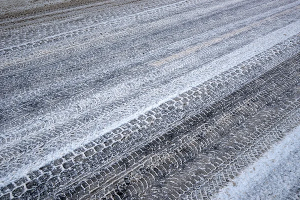 Tyre prints in wet snow — Stock Photo, Image