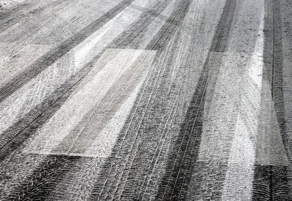 Reifenabdrücke auf Asphalt — Stockfoto