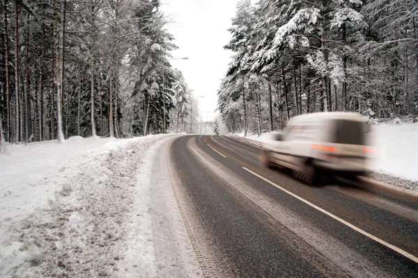 Van branca na estrada de inverno — Fotografia de Stock