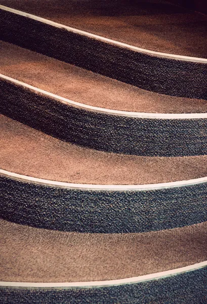 Escalera vintage con alfombra — Foto de Stock