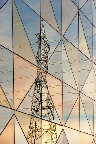 Pylon de eletricidade refletida — Fotografia de Stock