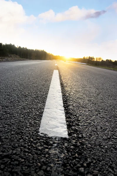 Estrada de asfalto ao pôr do sol — Fotografia de Stock