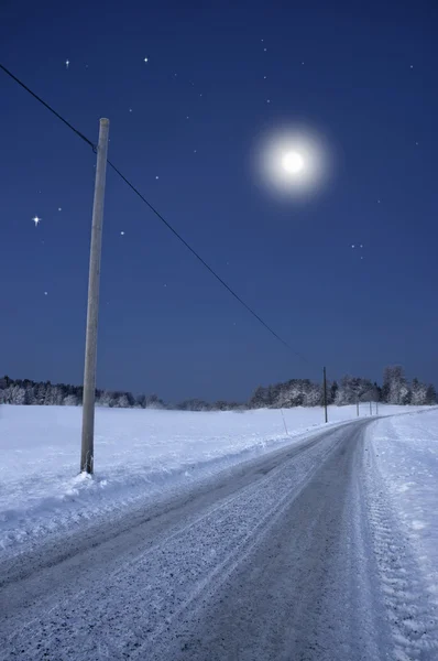 Kış gecesi yolda — Stok fotoğraf