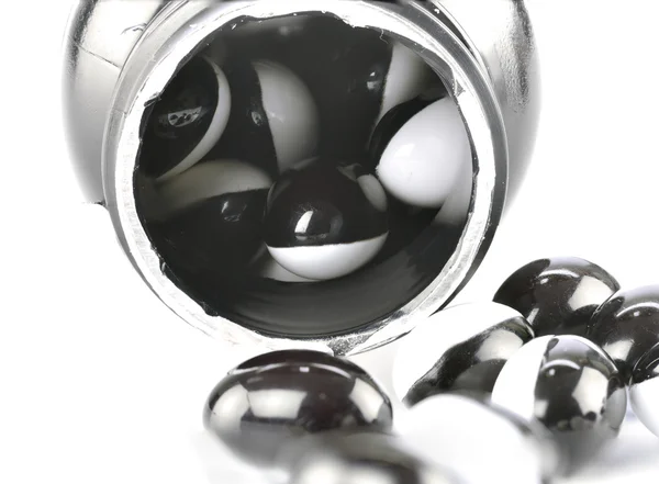 Pillole in bianco e nero in un barattolo — Foto Stock