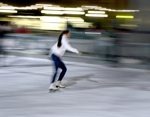Woman skating — Stockfoto