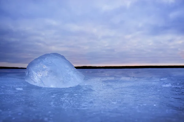 Pedaço de gelo no lago congelado — Fotografia de Stock