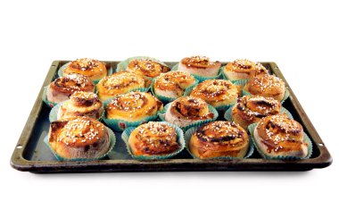 tepsi ile ev yapımı tarçın rulo