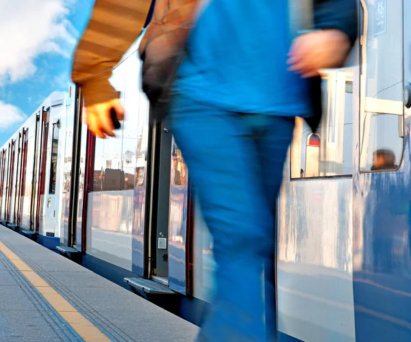 Man on train platform — Stock Photo, Image