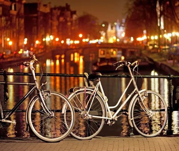 Cykler i Amsterdam - Stock-foto