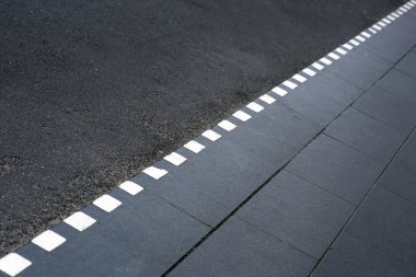 noktalı çizgi üzerinde kaldırım