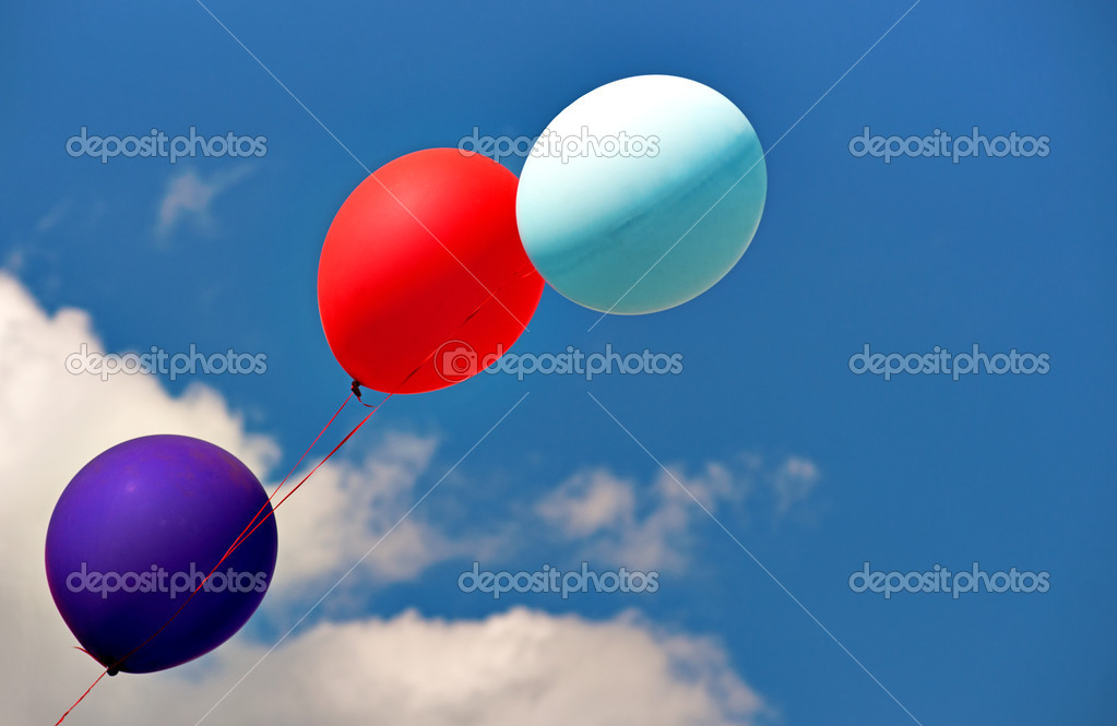 Palloncini Gialli Su Sfondo Blu Cielo - Fotografie stock e altre immagini  di 2015 - 2015, Blu, Cielo - iStock