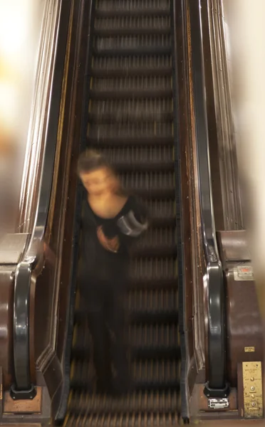 Femme dans un vieil escalator — Photo