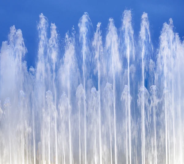 Fuente en el cielo azul — Foto de Stock