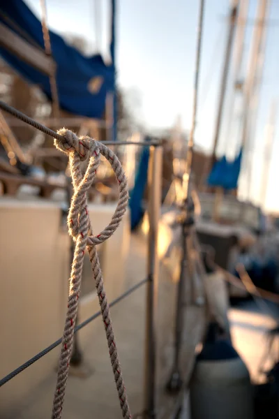 Lana s uzlem na jachtě — Stock fotografie