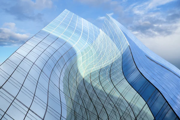 Glassbygning på blå himmel – stockfoto