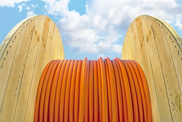 Tamburo per cavi con cavo arancione — Foto Stock