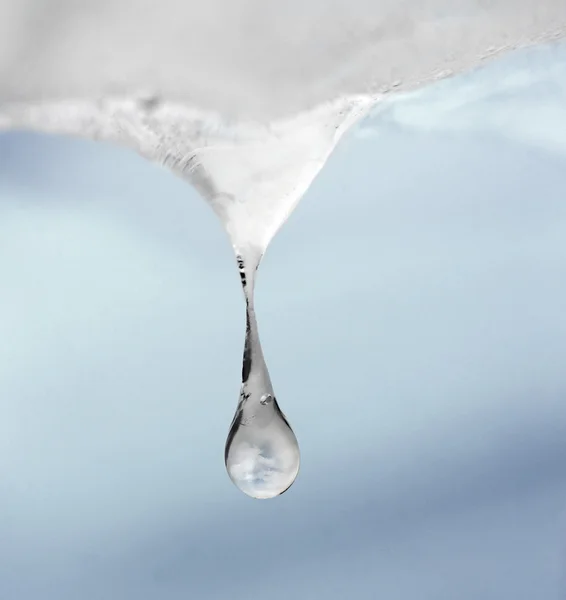 Carámbano con gota de agua — Foto de Stock