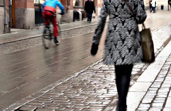 Frau auf nasser Straße — Stockfoto