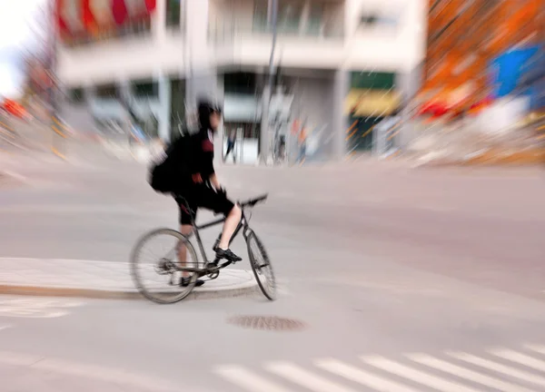 Ciclista in città — Foto Stock