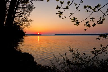 gün batımında tekne